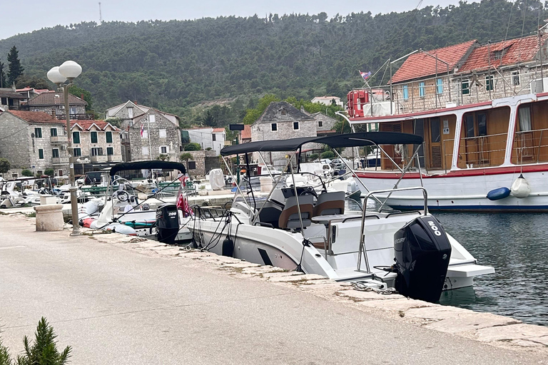 Ze Splitu/Trogiru: Błękitna Laguna i 2 wyspy - pół dnia prywatnieZe Splitu: prywatna półdniowa wycieczka do Błękitnej Laguny i Šolta Nečujam