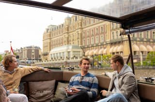 Amsterdam: Überdachte Grachtenfahrt mit Getränken und Snacks