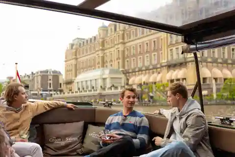 Amsterdam: Kryssning på täckta kanaler med drycker och snacks