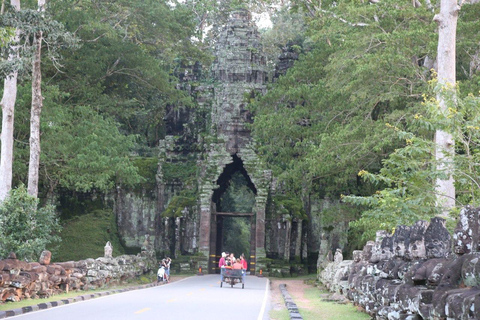 Siem Reap: Private Taxi to Angkor Wat and Small Circuit