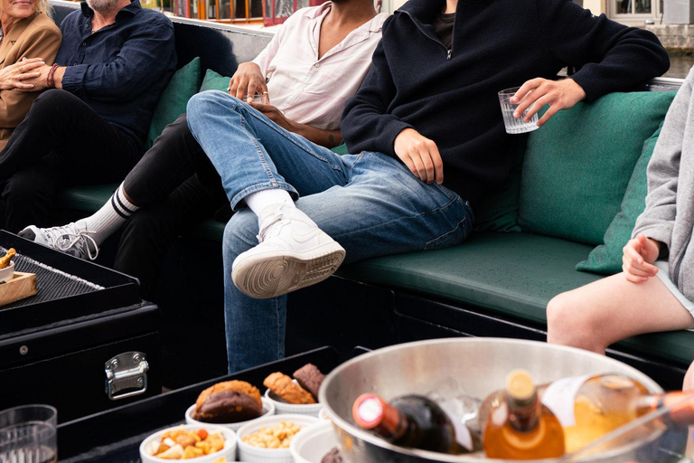 Amsterdam: Rejs łodzią z przewodnikiem i opcją nieograniczonych napojówBilet rodzinny