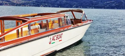 Bootstour ab Menaggio mit einer klassischen venezianischen Limousine