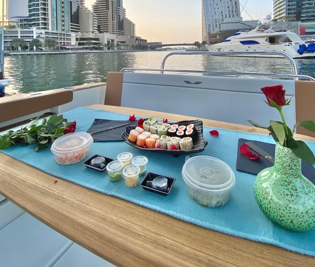 2-stündige private Sonnenuntergangsfahrt mit Sushi und Drinks
