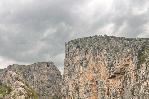 بيرات: جولة في وادي أوسومي، وشلال بوغوفا، وقرية راكيا