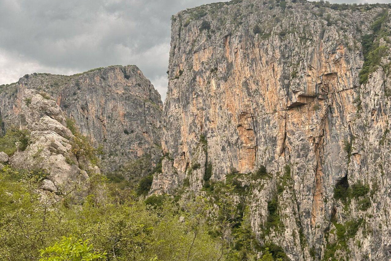 بيرات: جولة في وادي أوسومي، وشلال بوغوفا، وقرية راكيا
