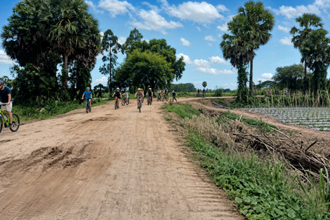 Phnom Penh: Silk Island Cycling Aventure & Lunch with Locals