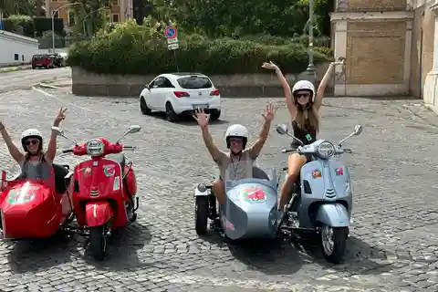 Rom i guldEn timmes privat tur med Vespa Sidecar Sunset Tour &Spritz