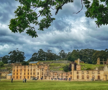 Hobart: Port Arthur, Harbor Cruise and Isle of the Dead Tour