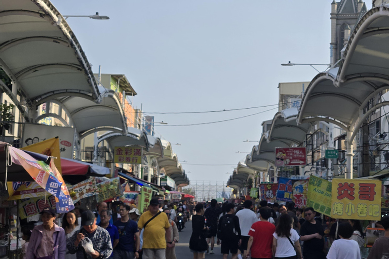 Taipei to Kaohsiung Highlights: Private Day Tour