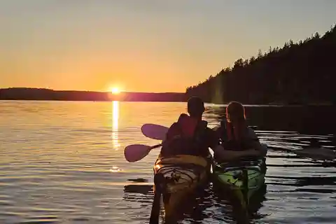Stockholm: Kajaktour bei Sonnenuntergang auf dem Mälarsee mit Tee und Kuchen