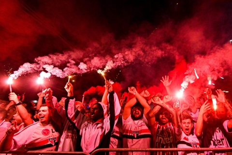 São Paulo: Woon een wedstrijd van São Paulo FC bij met een inwonerSão Paulo FC Wedstrijd in Morumbi Stadion