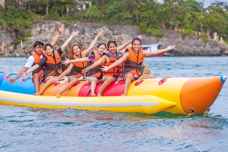 Balade en bateau banane et expérience de kayak en eau claire à Coron PalawanPromenade en bateau banane à Coron Palawan