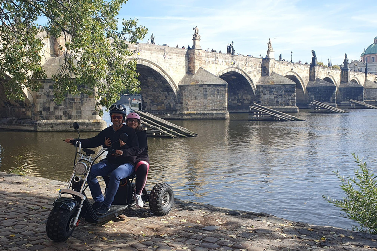 Praga: Passeio turístico guiado em um triciclo elétrico2,5 horas: 2 pessoas em 1 triciclo