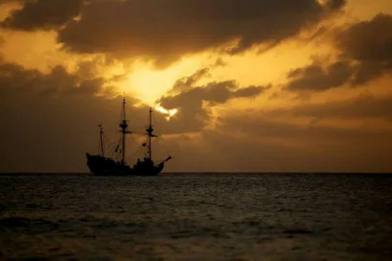 Barco Pirata ao Pôr do Sol em Alanya: Música e Festa da EspumaSUNSET PIRATE + TRANSFERÊNCIA