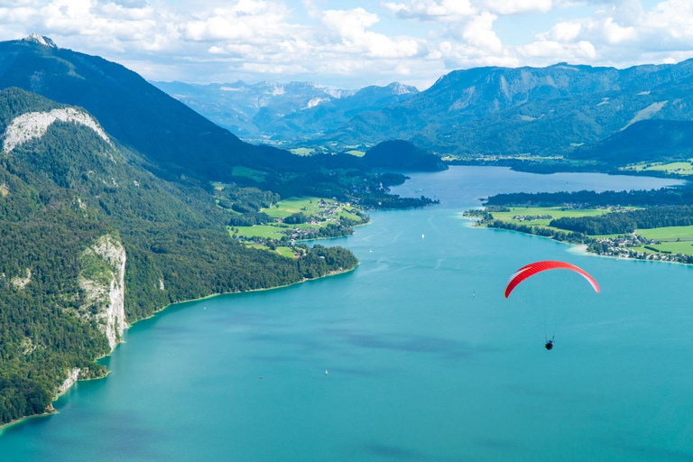 圣吉尔根：沃尔夫冈湖上双人滑翔伞飞行圣吉尔根：双人滑翔伞飞行，俯瞰沃尔夫冈湖