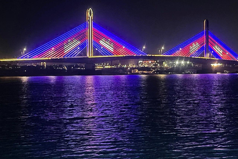 Phnom Penh: Night Bus Tour with Drinks, Snacks, and Music
