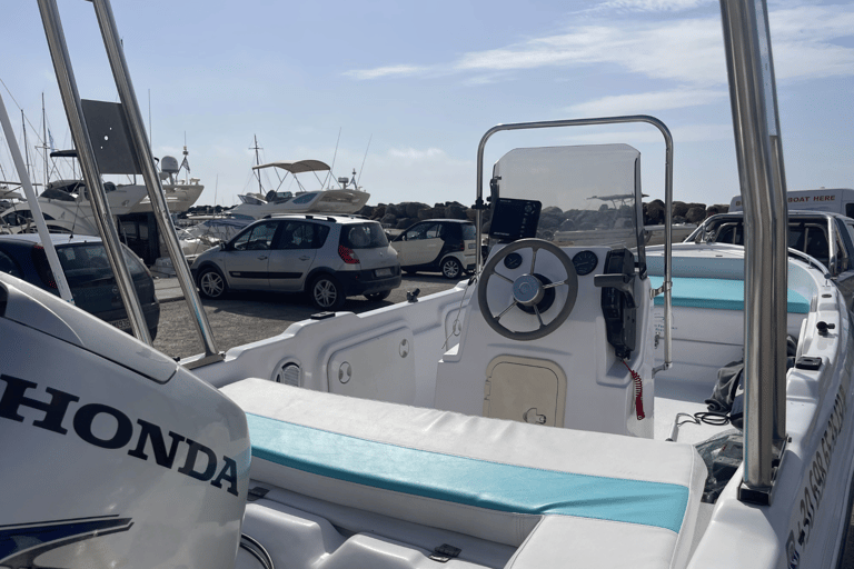 Santorini: Aluguel de barco sem licença com equipamento de mergulho com snorkel