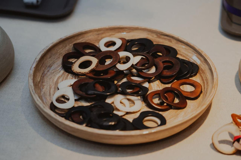 Creative workshop of Colombian leather and seeds in Bogotá Creative leather and Colombian seeds workshop in Bogotá