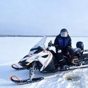 Saariselkä: Ganztägige Schneemobilfahrt & Eisangeln mit Barbecue