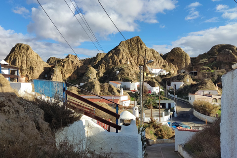Guadix: Guided tour through Europe's largest cave district Guadix : Visite du plus grand quartier troglodyte d'Europe