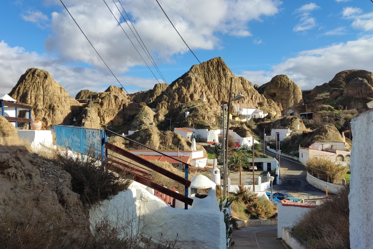 Guadix: Guided tour through Europe's largest cave district Guadix : Visite du plus grand quartier troglodyte d'Europe