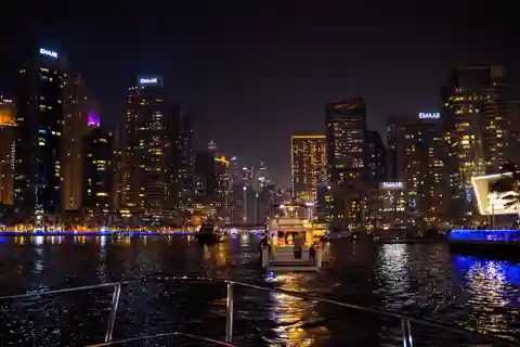 Nocna impreza na jachcie w Dubaju z kanapkami i drinkami