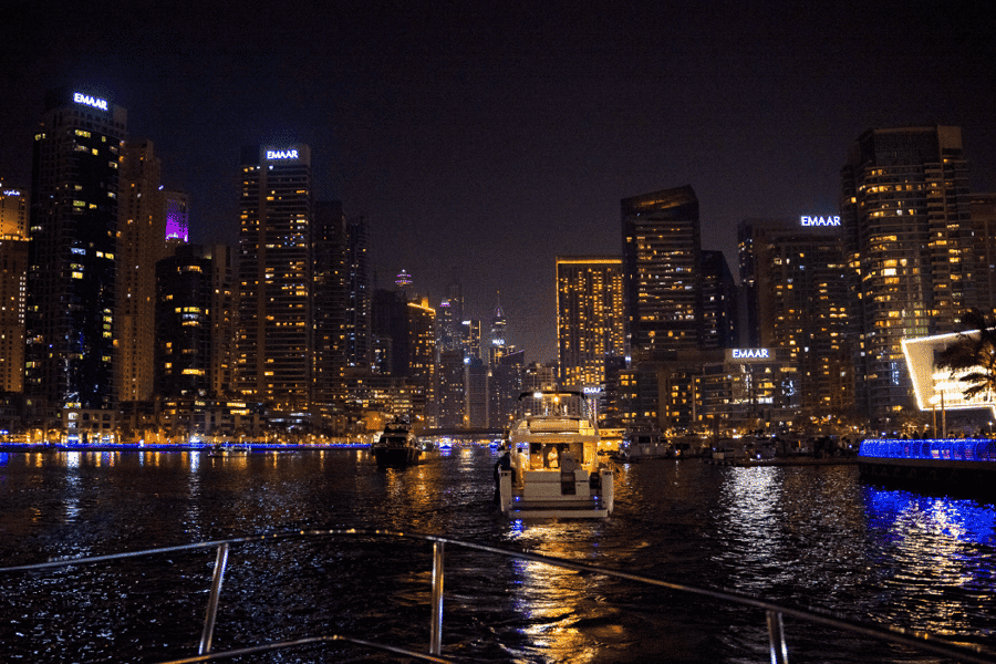Dubai Night Yacht Party mit Canapes und Getränken