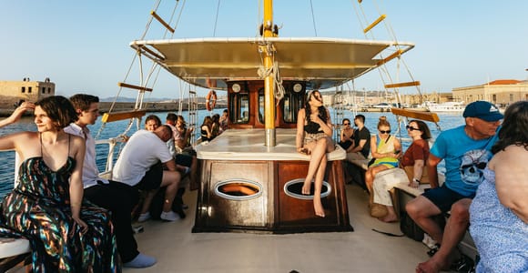 Chania: Bootsfahrt bei Sonnenuntergang mit Guide