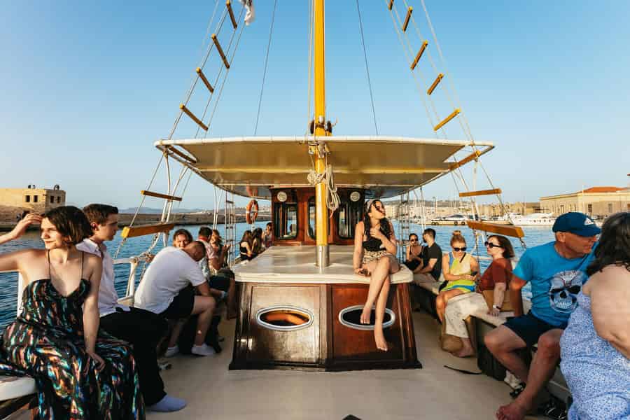 Chania: Bootsfahrt bei Sonnenuntergang mit Guide. Foto: GetYourGuide