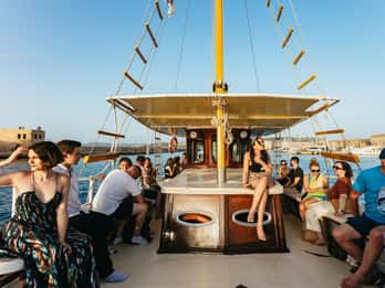 Chania: Passeio de barco ao pôr do sol com guia