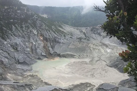 Bandung : Trip of Volcano Active Mountain Tour Guide