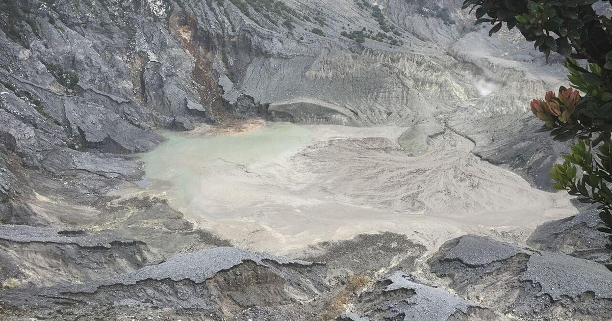 tour guide tangkuban perahu