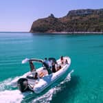 Tour in barca del Golfo di Cagliari; soste per nuotare, snorkeling, drink e snack