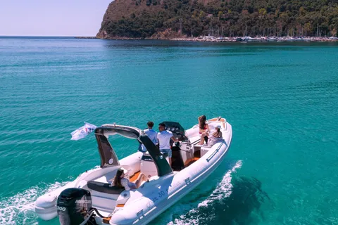 Tour en barco por el golfo de Cagliari; paradas para nadar, bucear, tomar un aperitivo y degustar un tentempié.