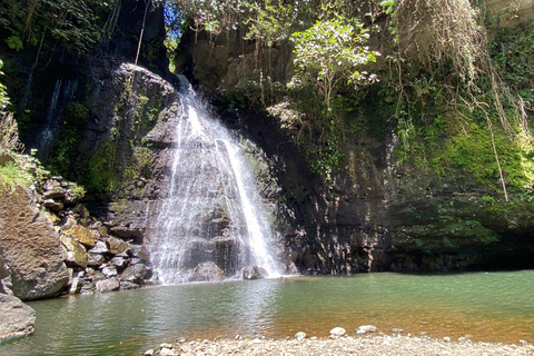 Aventura nas cascatas de Tengeru e escapadela de canoagem no Lago Duluti