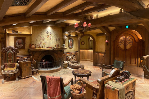 Desde Auckland: Hobbiton, cuevas de Waitomo y casa kiwiHobbiton y cuevas de Waitomo en grupo pequeño desde Auckland