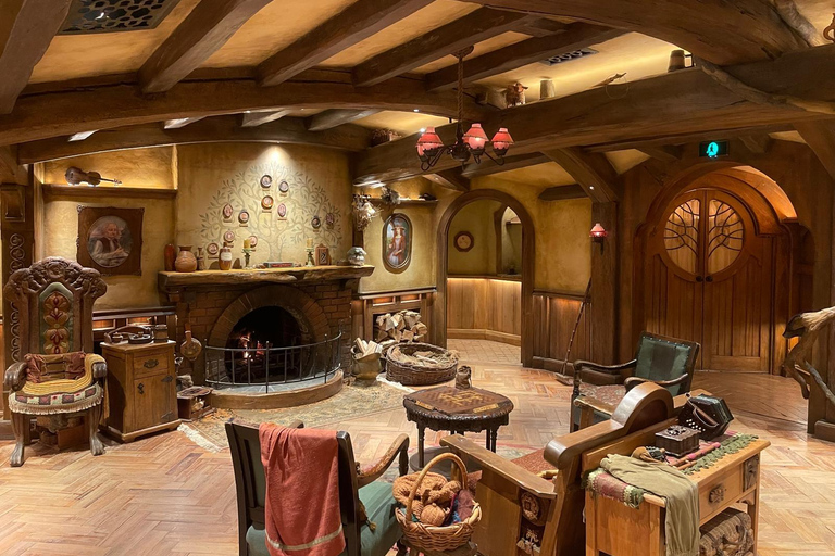 Desde Auckland: Hobbiton, cuevas de Waitomo y casa kiwiHobbiton y cuevas de Waitomo en grupo pequeño desde Auckland