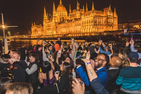 Budapest: Båtfest med möjlighet till obegränsat antal drinkar