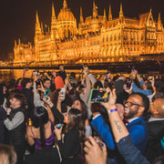 Budapest: Fiesta en barco con opción de bebidas ilimitadas