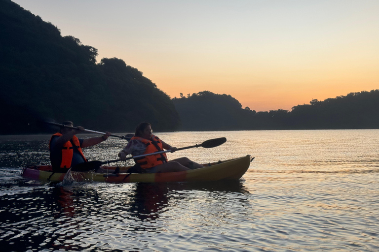 San Salvador: Wycieczka kajakowa o wschodzie słońca po jeziorze Ilopango z odbiorem