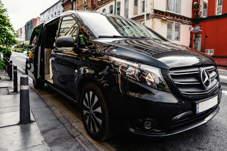 Barcelona: Airport Transfers and City Tours Standard