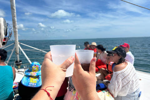 Cancún: Isla Mujeres Catamaran met buffet, drankjes &amp; snorkelenRondreis vanuit Cancún