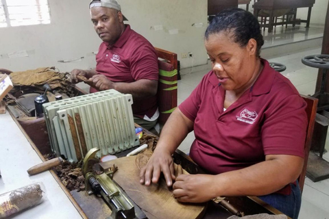 Guided Tour to Don Lucas Cigar Factory: Round-trip transport