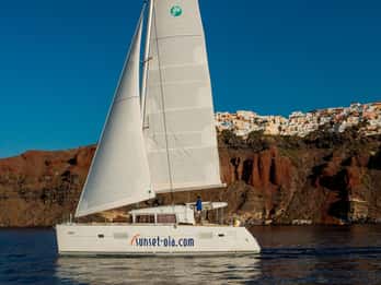 Santorini: Privat katamarantur med BBQ och obegränsade drycker