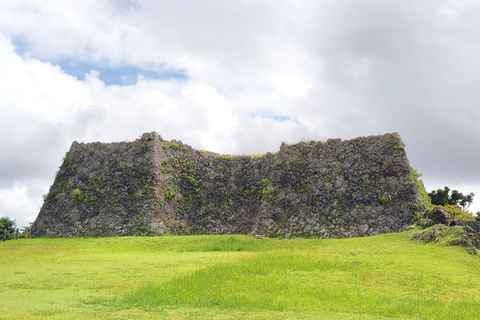 Okinawa: tour del castello di Nakagusuku, panorami e leggende (1,5 ore)Okinawa: tour panoramico e leggende del castello di Nakagusuku (1,5 ore)