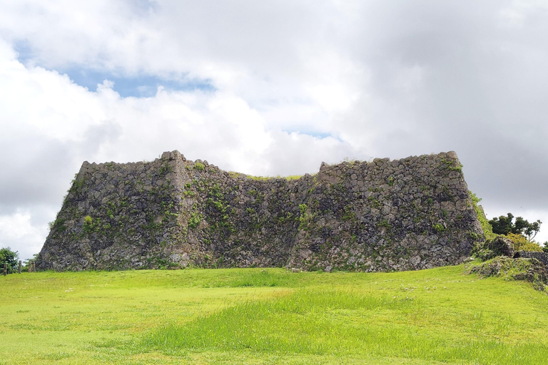 Okinawa: tour del castello di Nakagusuku, panorami e leggende (1,5 ore)Okinawa: tour panoramico e leggende del castello di Nakagusuku (1,5 ore)