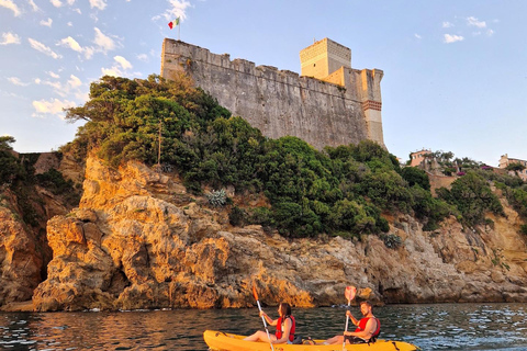 لا سبيتسيا: جولة عند غروب الشمس في قوارب الكاياك والكهوف مع السباحة والمشهياتلا سبيتسيا: جولة غروب 