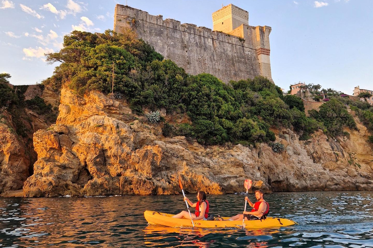 لا سبيتسيا: جولة عند غروب الشمس في قوارب الكاياك والكهوف مع السباحة والمشهياتلا سبيتسيا: جولة غروب 