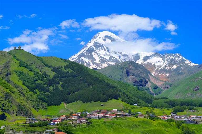 Tbilisi : Tour guidato di gruppo di Kazbegi e Gudauri di un giorno interoTbilisi : Tour guidato di gruppo di Kazbegi e Gudauri + Attrazioni