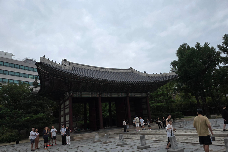 Seoul: Deoksugung Palace Night Tour with Guide